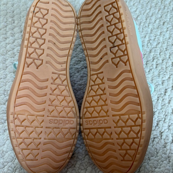 Adidas tennis shoes - Picture 3 of 3